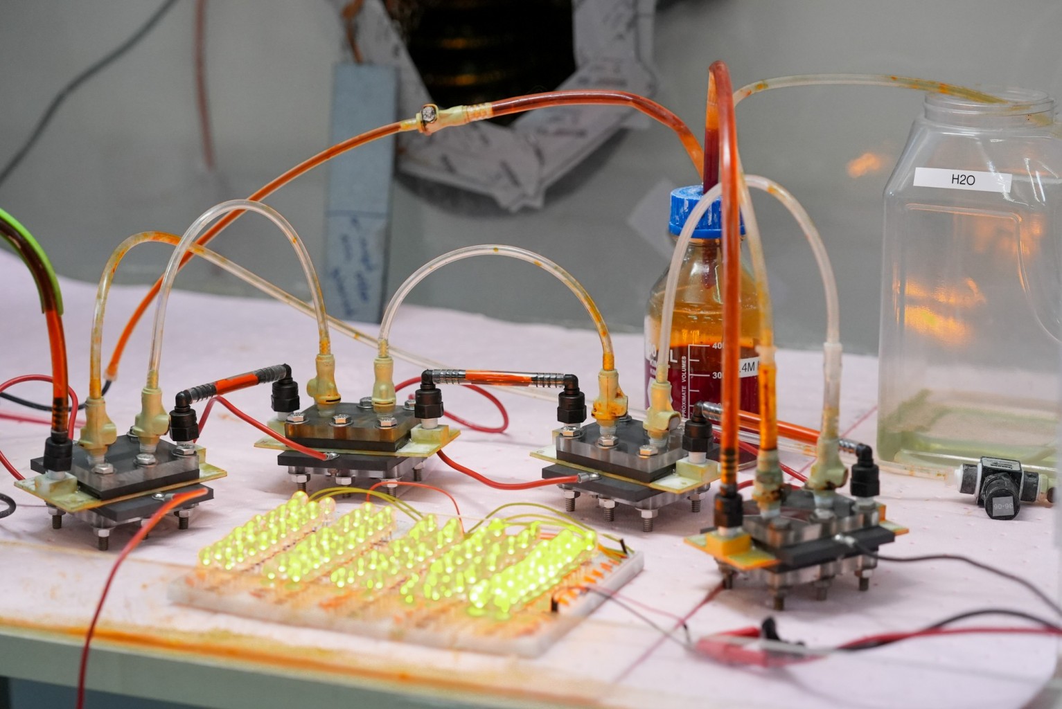 A simple hydrogen-bromine battery.